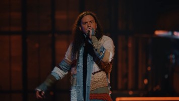 Cantor Brandon Lake faz apelo em show e seguranças aceitam Jesus
